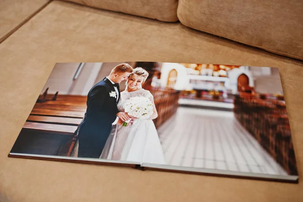 Zwei offene Seiten Hochzeitsbuch auf dem Sofa. — Stockfoto