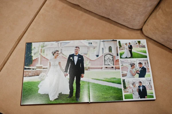 Duas páginas abertas de livro de casamento no sofá . — Fotografia de Stock