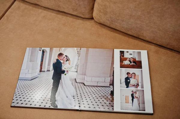 Dos páginas abiertas del libro de bodas en el sofá . — Foto de Stock