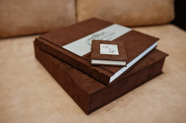 Libro de boda textil marrón con caja flash . — Foto de Stock
