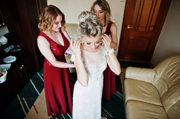 Brautjungfern halfen Brautkleid am Hochzeitsmorgen zu tragen. — Stockfoto