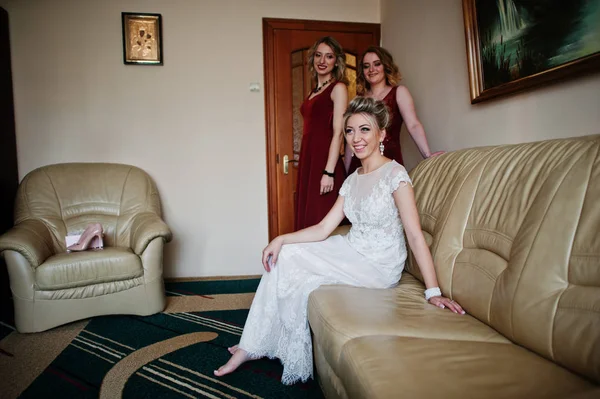 금발의 신부 들러리를 morni에 룸에서 빨간 드레스에 착용 — 스톡 사진