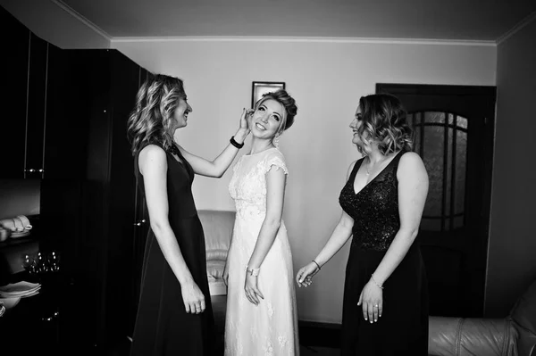 Noiva loira com damas de honra desgaste no vestido vermelho no quarto na morni — Fotografia de Stock