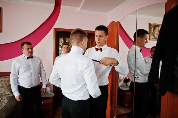 Groom porte sur sa chambre au mariage du matin avec les meilleurs hommes . — Photo