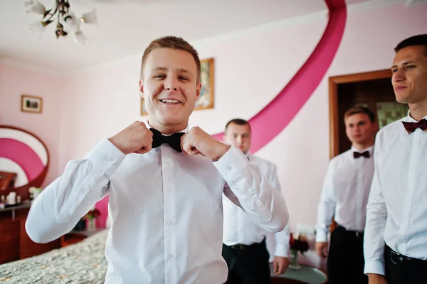 Groom porte sur sa chambre au mariage du matin avec les meilleurs hommes . — Photo