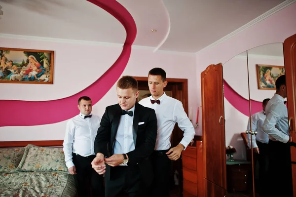 Γαμπρός φοράει στο δωμάτιό του στο γάμο με καλύτερο επανδρώνει το πρωί. — Φωτογραφία Αρχείου