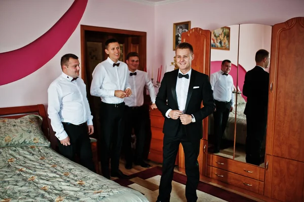 Damat odası üzerinde düğün en iyi ile mans sabah saat takıyor.. — Stok fotoğraf