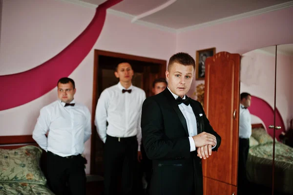 Groom porte sur sa chambre au mariage du matin avec les meilleurs hommes . — Photo