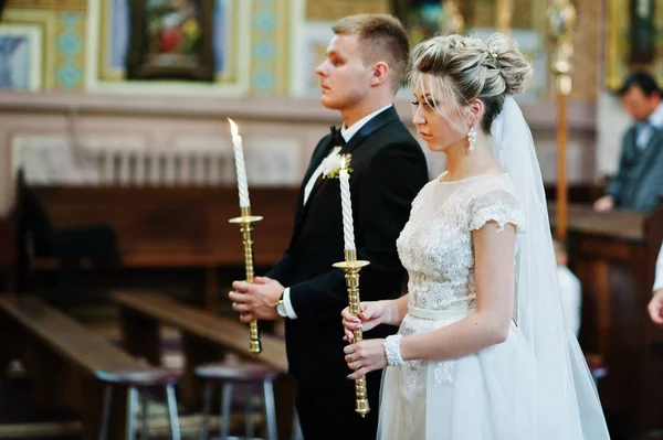 Elegant bröllop par med tärnor och bästa mans i kyrkan. — Stockfoto