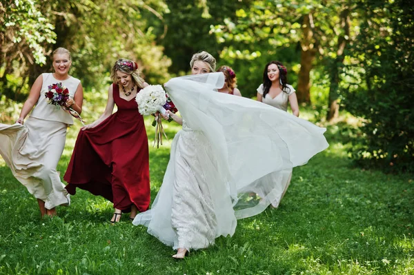 赤とベージュのドレスで 4 つのブライドメイド、ゴージャスな金髪の花嫁 — ストック写真