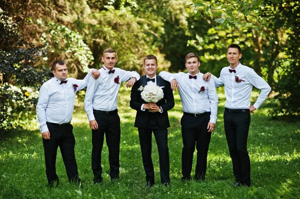 Noivo elegante com quatro melhores homens em laços ao ar livre . — Fotografia de Stock