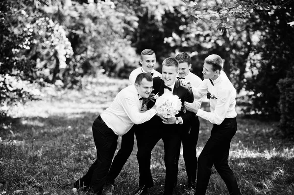 Fashionabla brudgummen med fyra bästa mans på flugor utomhus. — Stockfoto