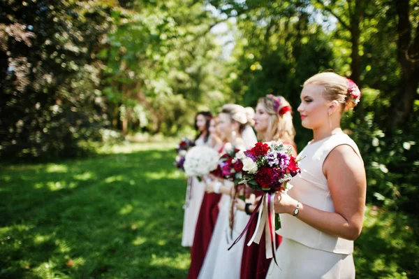 Gyönyörű szőke menyasszony a négy koszorúslányok, vörös és bézs dre: — Stock Fotó