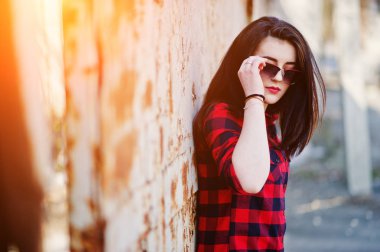 Kırmızı dudaklar kırmızı kareli Şir giyen kız moda portre