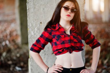 Kırmızı dudaklar kırmızı kareli gömlek, sungl giymiş kızla portre