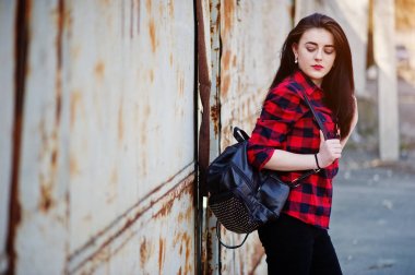 Kırmızı dudaklar kırmızı kareli Şir giyen kız moda portre