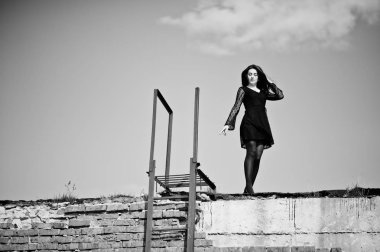 Portre siyah bir elbiseyle kırmızı dudaklar esmer kızla poz verdi