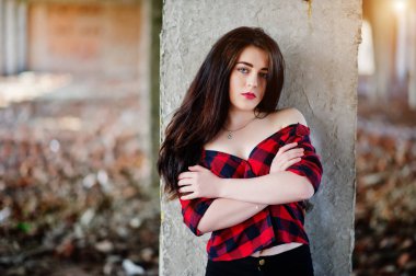 Kırmızı dudaklar b ile bir kırmızı kareli gömlek giyen kızla portre