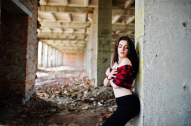 Kırmızı dudaklar b ile bir kırmızı kareli gömlek giyen kızla portre