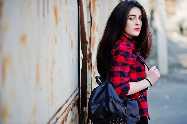 Chica retrato de moda con labios rojos con un shir a cuadros rojo — Foto de Stock