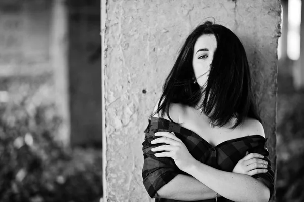 Menina retrato com lábios vermelhos vestindo uma camisa xadrez vermelho com b — Fotografia de Stock