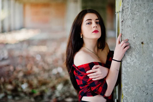 Menina retrato com lábios vermelhos vestindo uma camisa xadrez vermelho com b — Fotografia de Stock