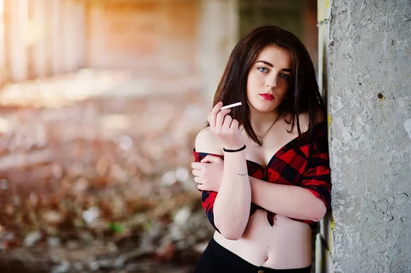 Chica fumadora de retratos con labios rojos usando un shir a cuadros rojo —  Fotos de Stock