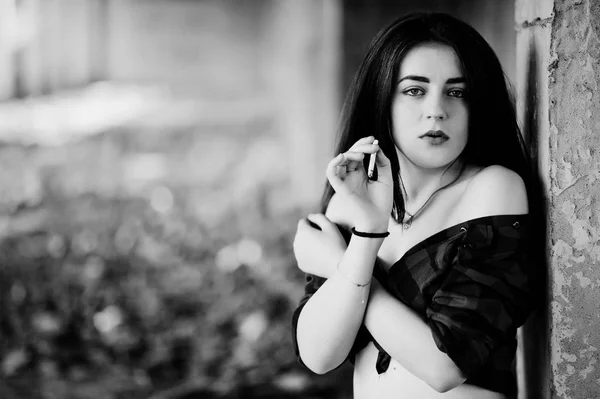 Retrato menina fumando com lábios vermelhos vestindo um shir xadrez vermelho — Fotografia de Stock