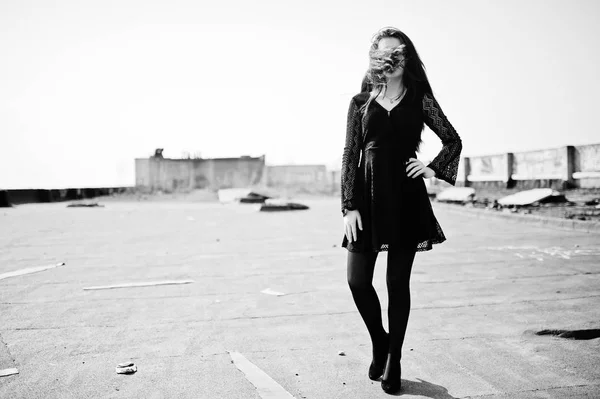 Retrato morena chica con labios rojos con un vestido negro, tigh — Foto de Stock