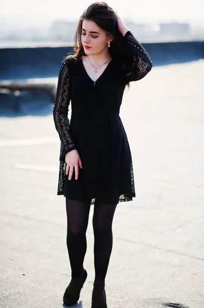 Retrato menina morena com lábios vermelhos usando um vestido preto, tigh — Fotografia de Stock