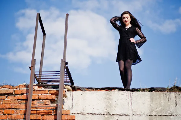 Retrato menina morena com lábios vermelhos usando um vestido preto posou — Fotografia de Stock