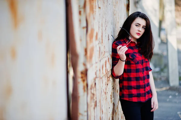 Mode fille portrait avec des lèvres rouges portant un shir à carreaux rouges — Photo