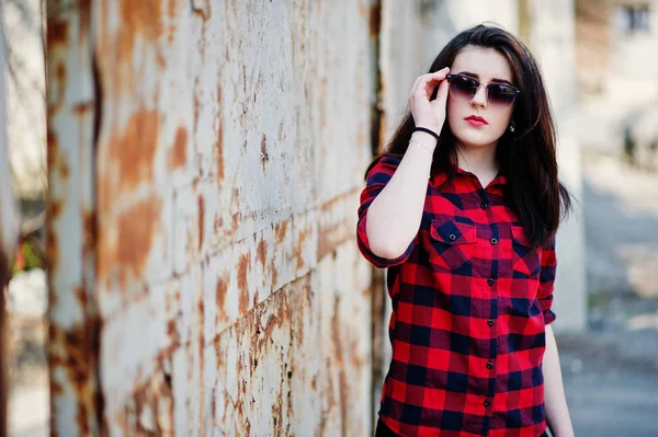 Menina retrato de moda com lábios vermelhos vestindo um shir xadrez vermelho — Fotografia de Stock