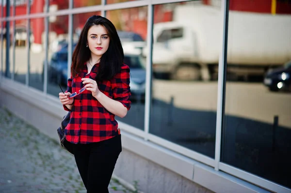 Mode porträtt flicka med röda läppar bär en röd rutig shir — Stockfoto