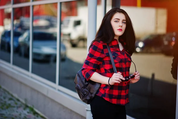 Ritratto di moda ragazza con labbra rosse che indossano un rosso a scacchi shir — Foto Stock