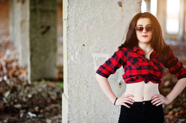 Menina retrato com lábios vermelhos vestindo uma camisa xadrez vermelho, sungl — Fotografia de Stock