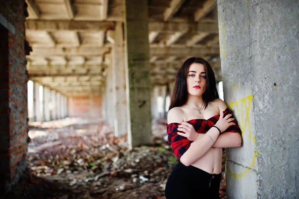 Menina retrato com lábios vermelhos vestindo uma camisa xadrez vermelho com b — Fotografia de Stock