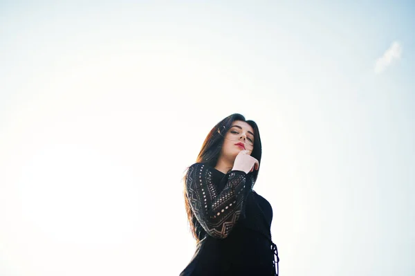 Retrato menina morena com lábios vermelhos usando um vestido preto posou — Fotografia de Stock