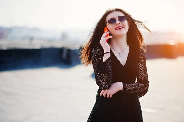 Porträtt brunett tjej med röda läppar och orange mobiltelefon på — Stockfoto