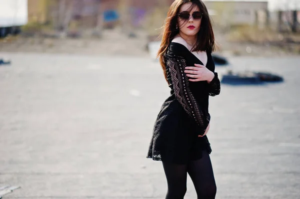 Retrato menina morena com lábios vermelhos usando um vestido preto posou — Fotografia de Stock