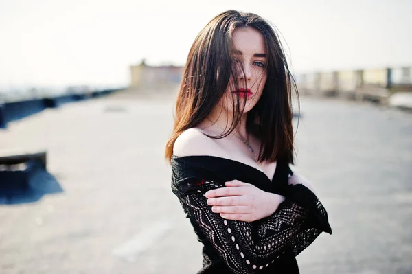 Retrato menina morena com lábios vermelhos usando um vestido preto posou — Fotografia de Stock