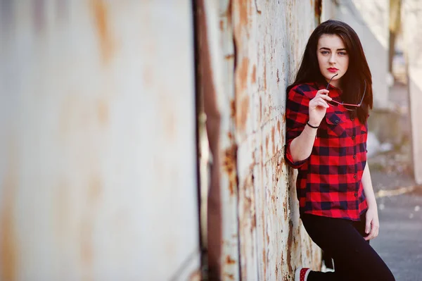 Mode porträtt flicka med röda läppar bär en röd rutig shir — Stockfoto