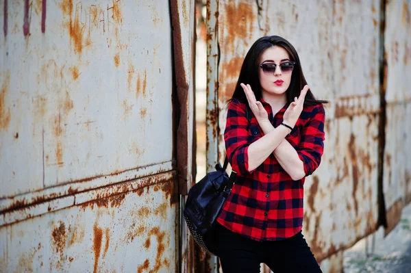 Menina retrato de moda com lábios vermelhos vestindo um shir xadrez vermelho — Fotografia de Stock