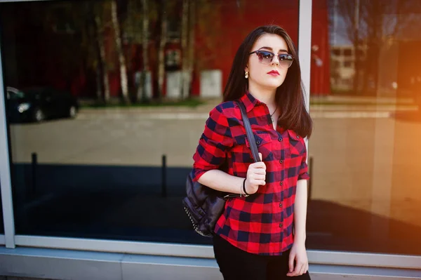 Chica retrato de moda con labios rojos con un shir a cuadros rojo —  Fotos de Stock