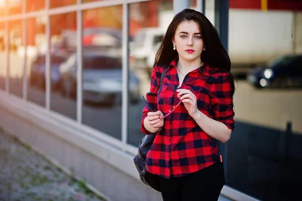 Ritratto di moda ragazza con labbra rosse che indossano un rosso a scacchi shir — Foto Stock