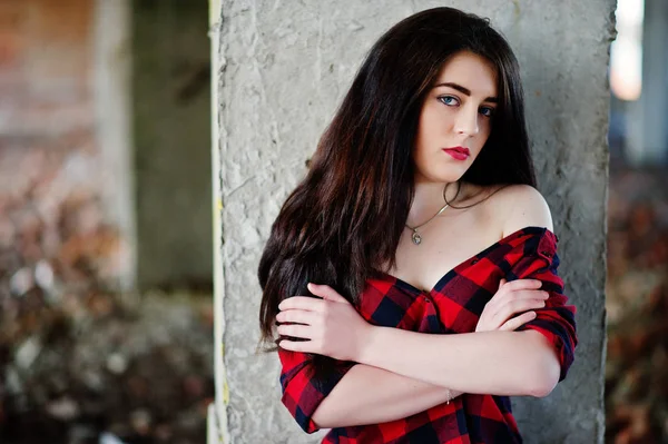 Ritratto ragazza con labbra rosse che indossa una camicia a scacchi rossa con b — Foto Stock