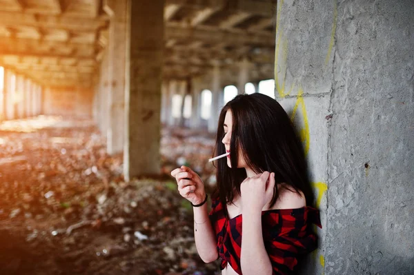 Chica fumadora de retratos con labios rojos usando un shir a cuadros rojo — Foto de Stock