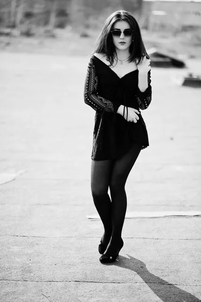 Retrato morena chica con labios rojos con un vestido negro, tigh —  Fotos de Stock