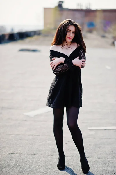 Ritratto ragazza bruna con le labbra rosse con un vestito nero, tigh — Foto Stock