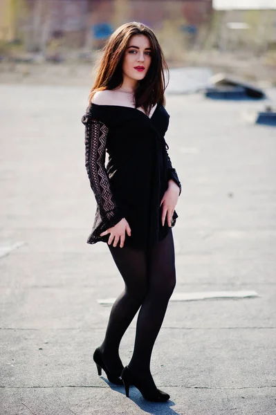 Portrait fille brune avec des lèvres rouges portant une robe noire, tigh — Photo